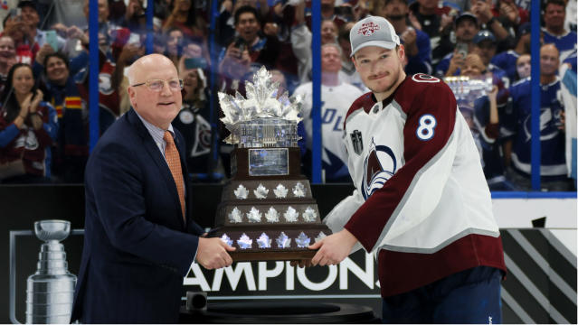 Colorado Avalanche defenseman Cale Makar wins Conn Smythe Trophy - Daily  Faceoff